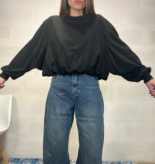 T-shirt in cotone nera bombata sul fondo