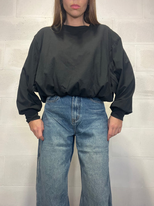 T-shirt in cotone nera bombata sul fondo