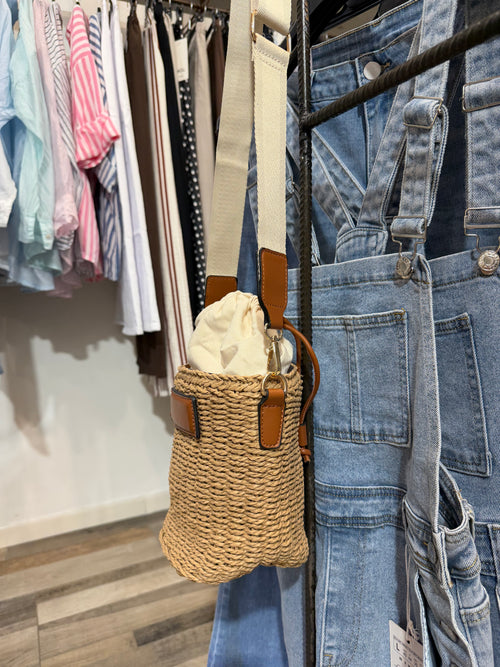 Borsa a secchiello in vimini con tracolla dettagli camel
