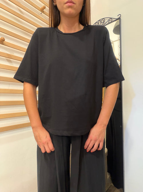 T-shirt in cotone nera con spallina imbottita manica al gomito