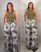 Pantalone satinato motivo giungla verde militare