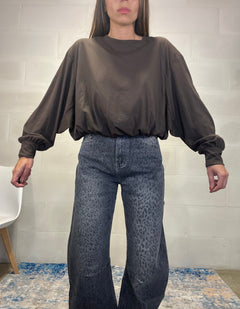 T-shirt in cotone marrone bombata sul fondo