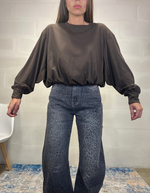 T-shirt in cotone marrone bombata sul fondo