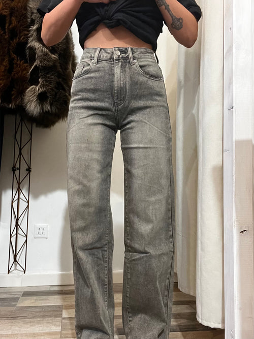 Denim grigio a palazzo effetto usurato sfrangiato sul fondo