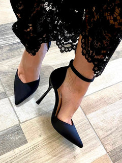 Decollete’ in tessuto con bracciale e cinturino