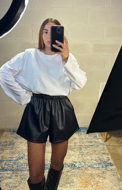 Short in ecopelle con elastico in vita