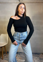 Pull spalla scoperta con choker