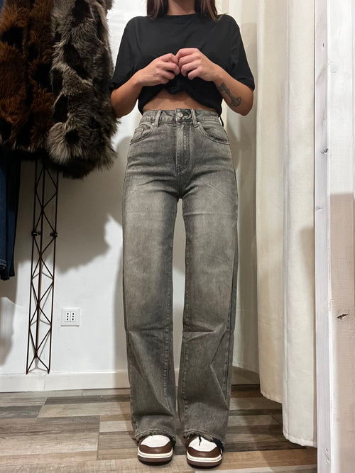 Denim grigio a palazzo effetto usurato sfrangiato sul fondo