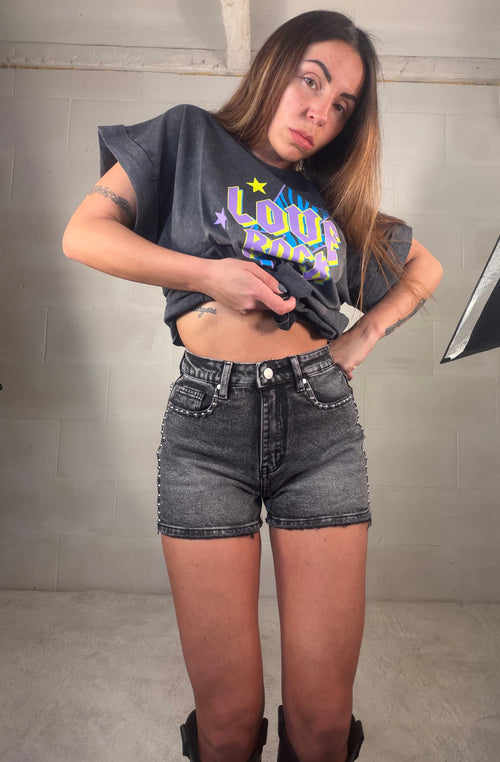 Short in denim grigio scuro con borchie