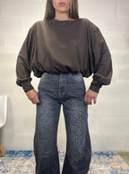 T-shirt in cotone marrone bombata sul fondo