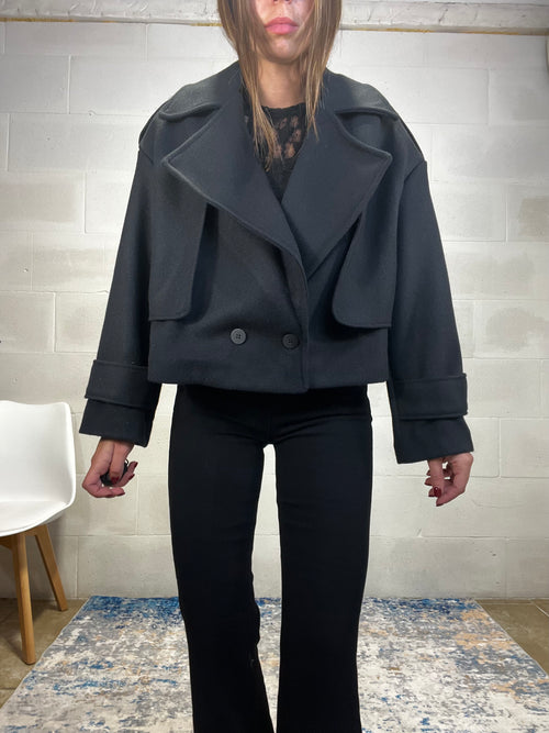 Cappotto corto “Eleganza senza tempo” nero