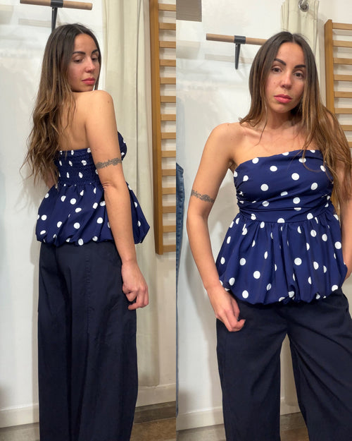 Top blu a pois bianchi con busto elasticizzato e coppe