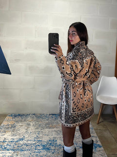 Cardigan Alanu beige con cintura annodata