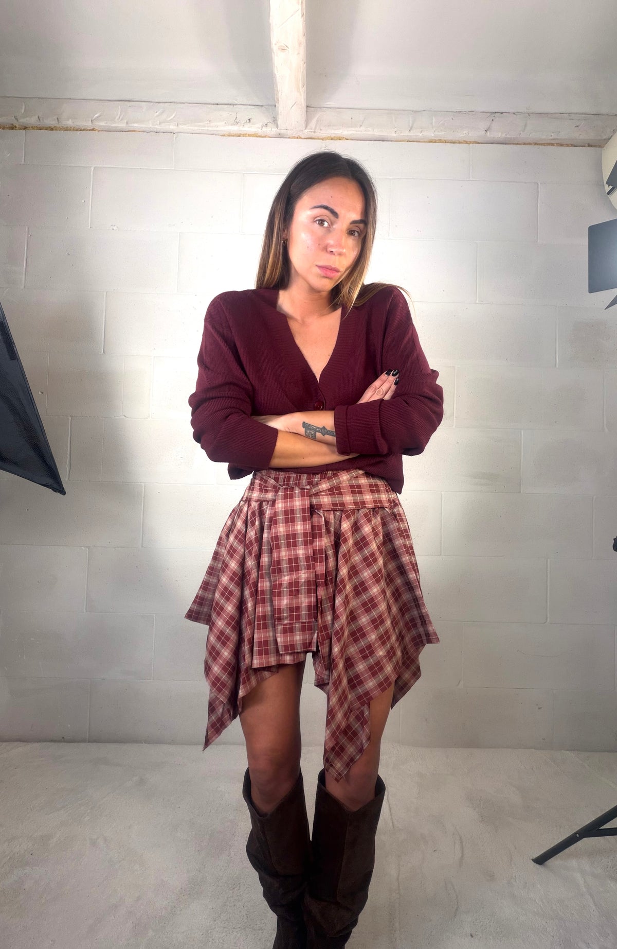 Gonna tartan asimmetrica con nodo frontale bordeaux 