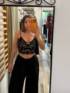 Top in pizzo con spalline regolabili nero