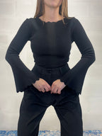 Pull nero smerlato manica scampanata