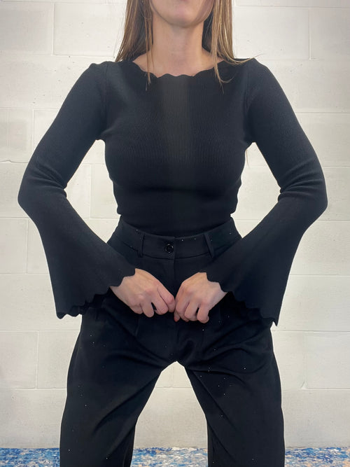 Pull nero smerlato manica scampanata