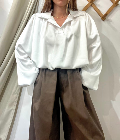 Blusa satinata bianca bombata con elastico sul fondo