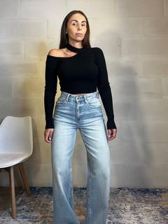 Pull spalla scoperta con choker