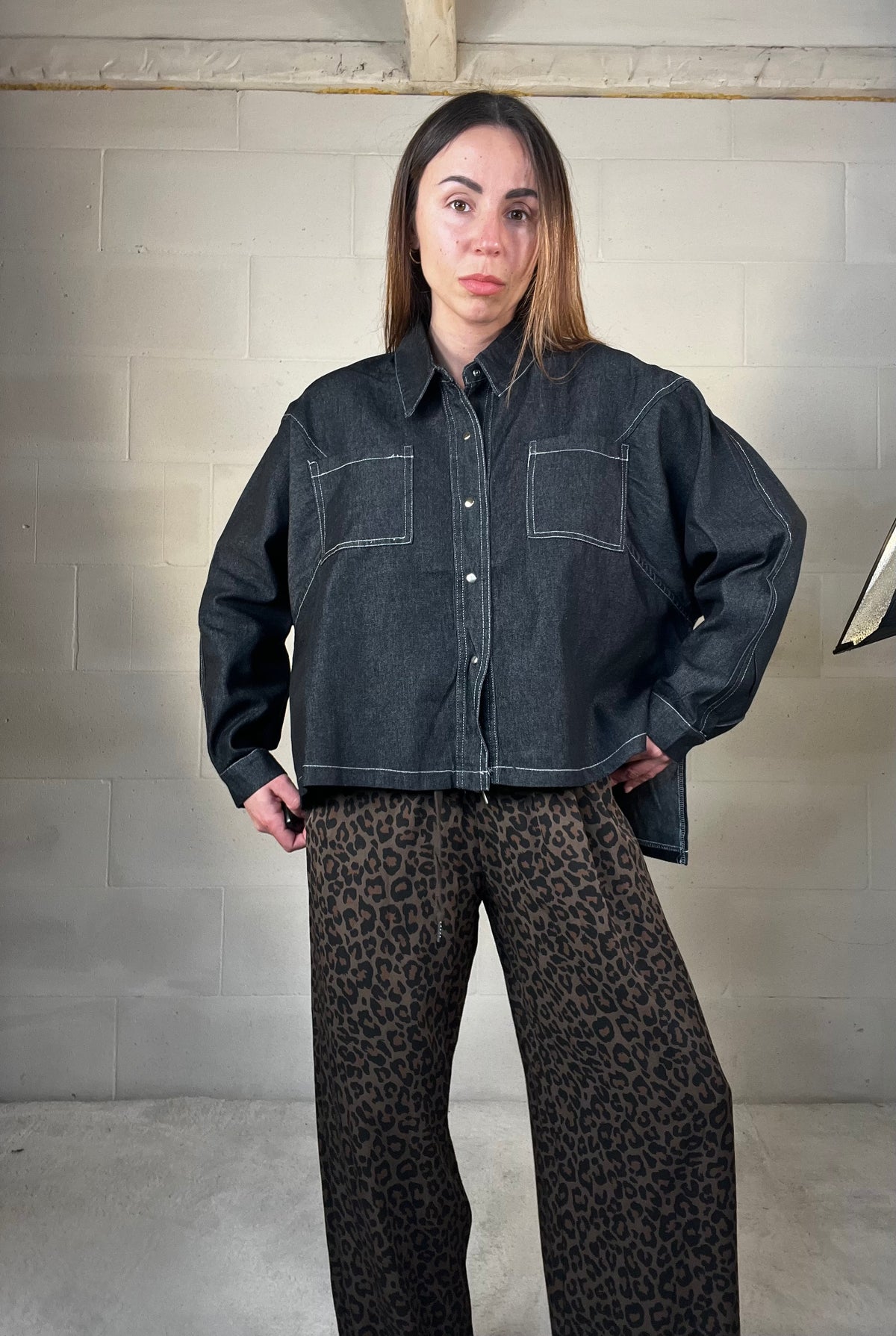 Camicia in denim over nera più lunga sul retro