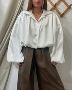 Blusa satinata bianca bombata con elastico sul fondo