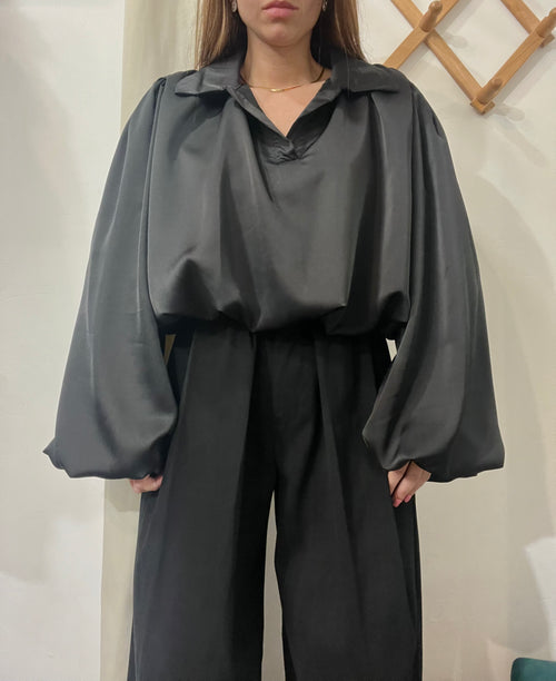 Blusa satinata nera bombata con elastico sul fondo