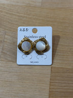 Orecchini stile vintage dorati con pietra bianca cangiante