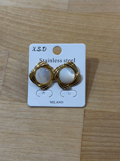 Orecchini stile vintage dorati con pietra bianca cangiante