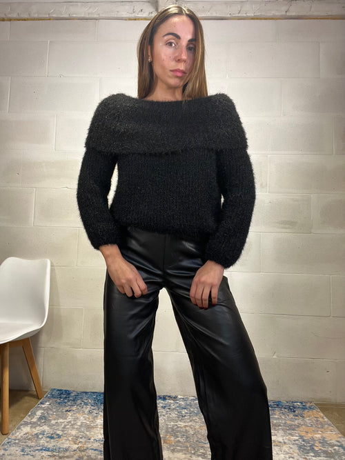 Pull scollo a barchetta nero