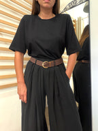 T-shirt in cotone nera con spallina imbottita manica al gomito