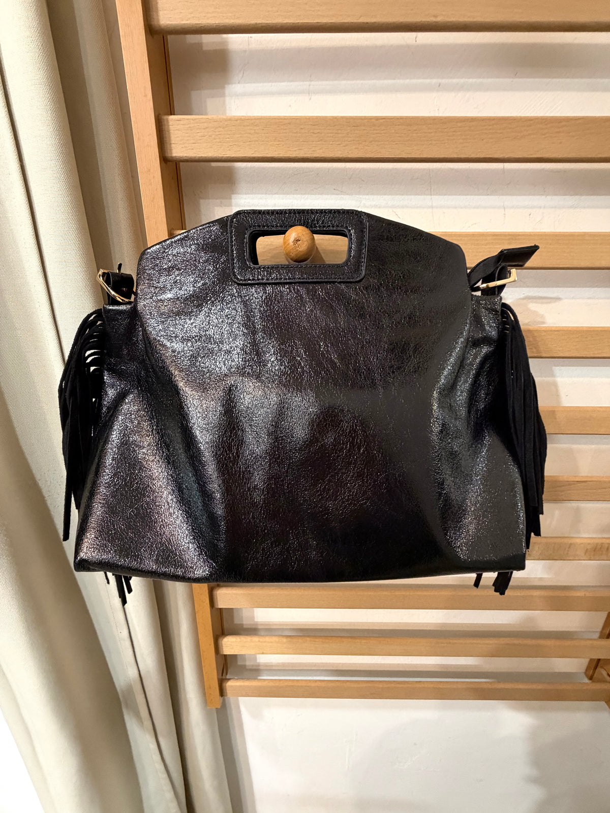 Borsa mezzaluna con frange laterali Amelia (40x28x17 cm)