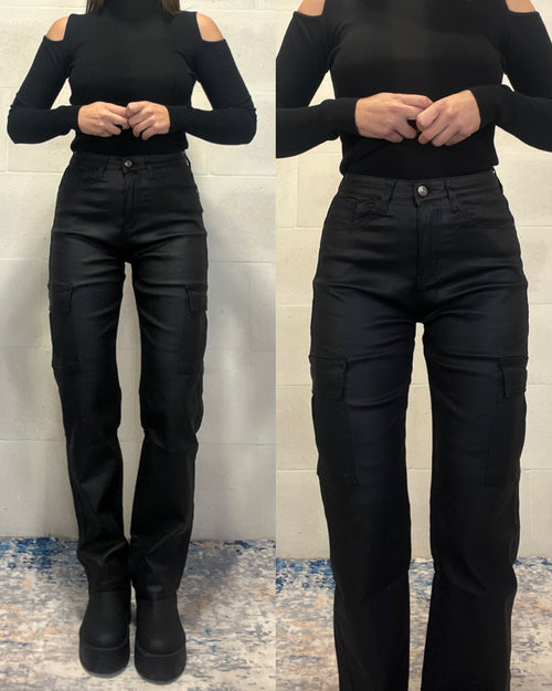 Pantalone in ecopelle elasticizzato con tasconi