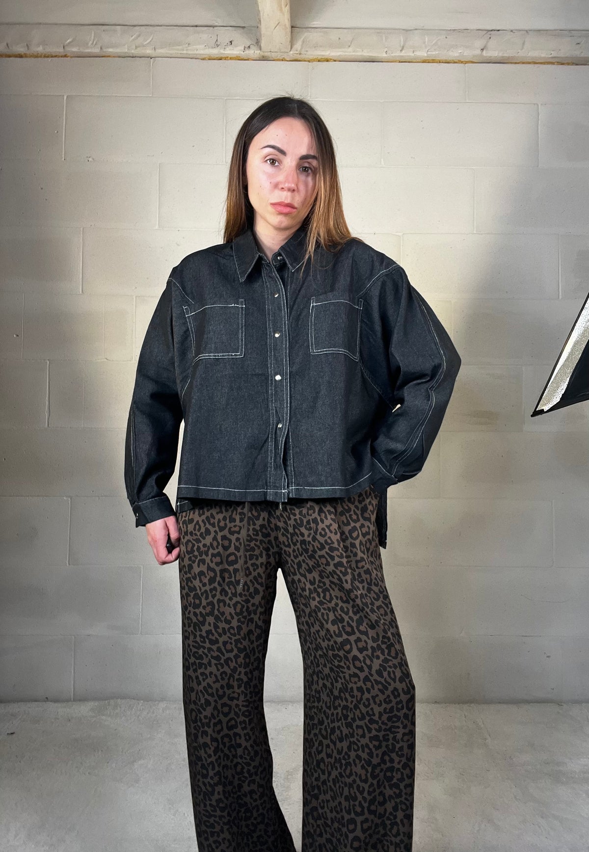 Camicia in denim over nera più lunga sul retro