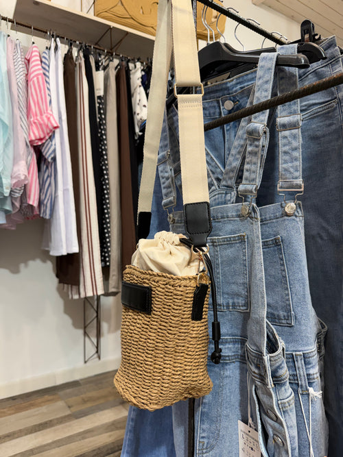 Borsa a secchiello in vimini con tracolla dettagli neri