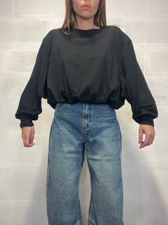 T-shirt in cotone nera bombata sul fondo