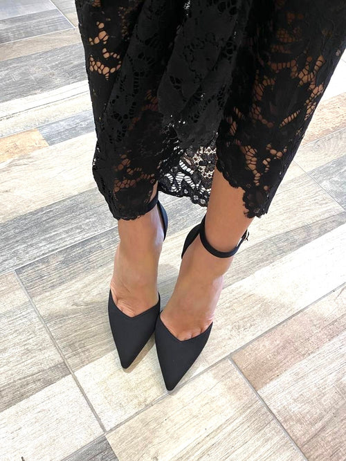 Decollete’ in tessuto con bracciale e cinturino