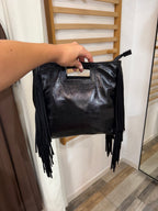 Borsa con frange in vinile nera