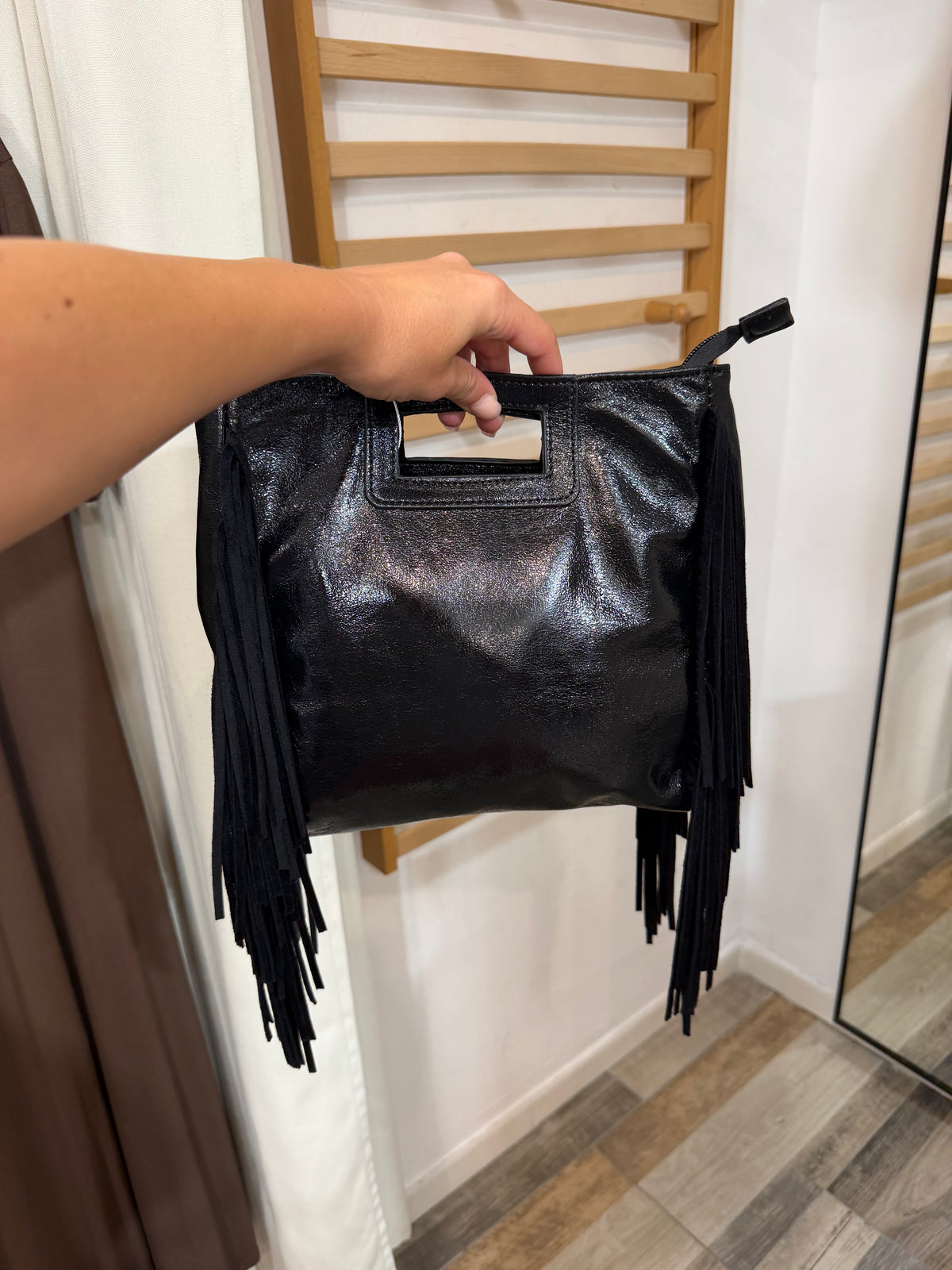 Borsa con frange in vinile nera