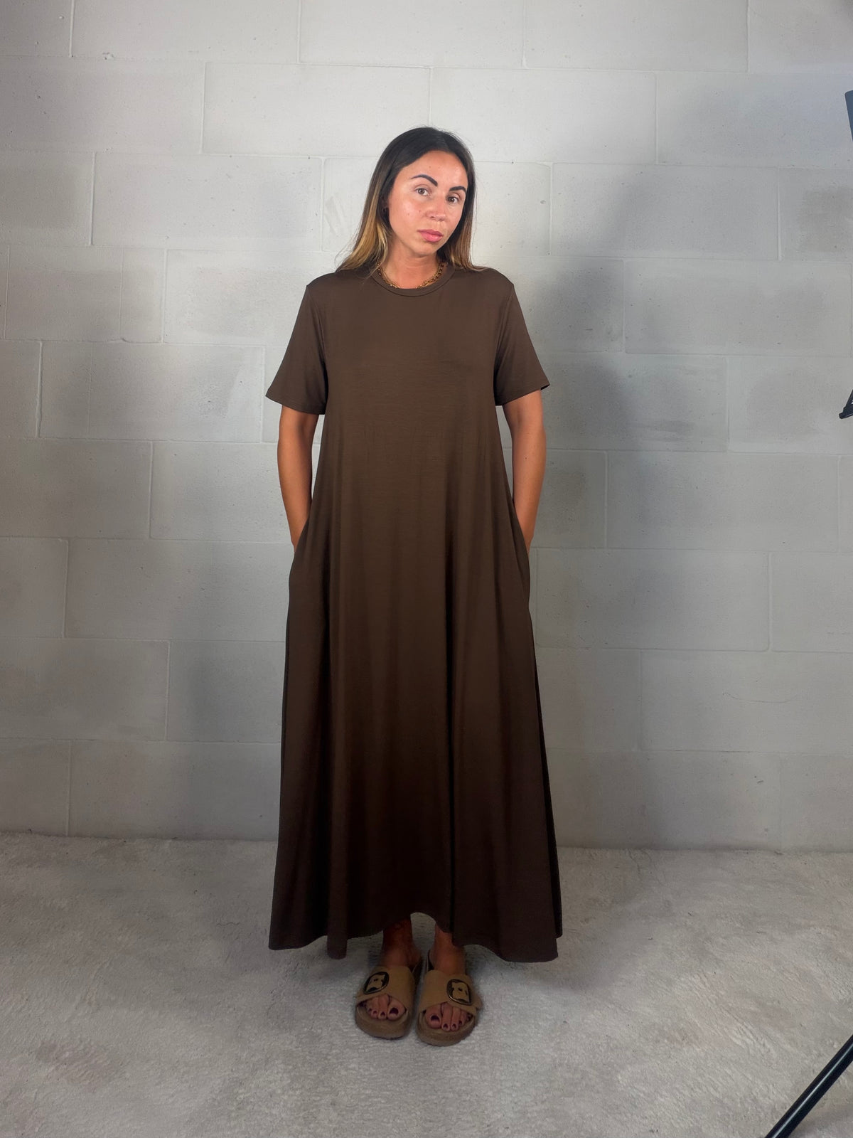 Maxi abito t-shirt in viscosa “per tutte le taglie” marrone