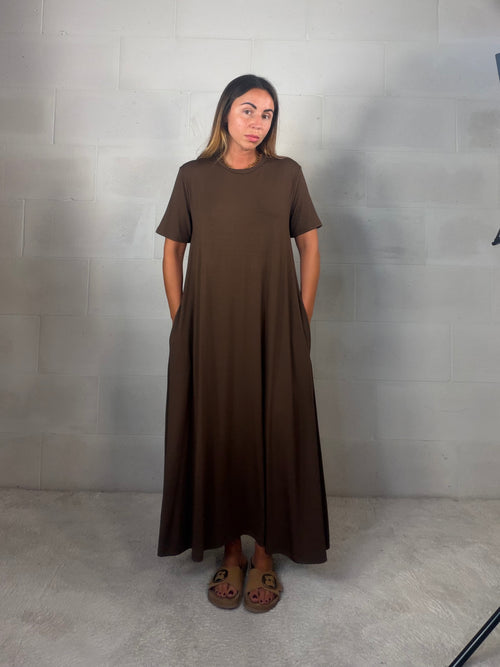 Maxi abito t-shirt in viscosa “per tutte le taglie” marrone