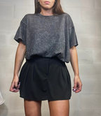 T-shirt over slavata con strass neri