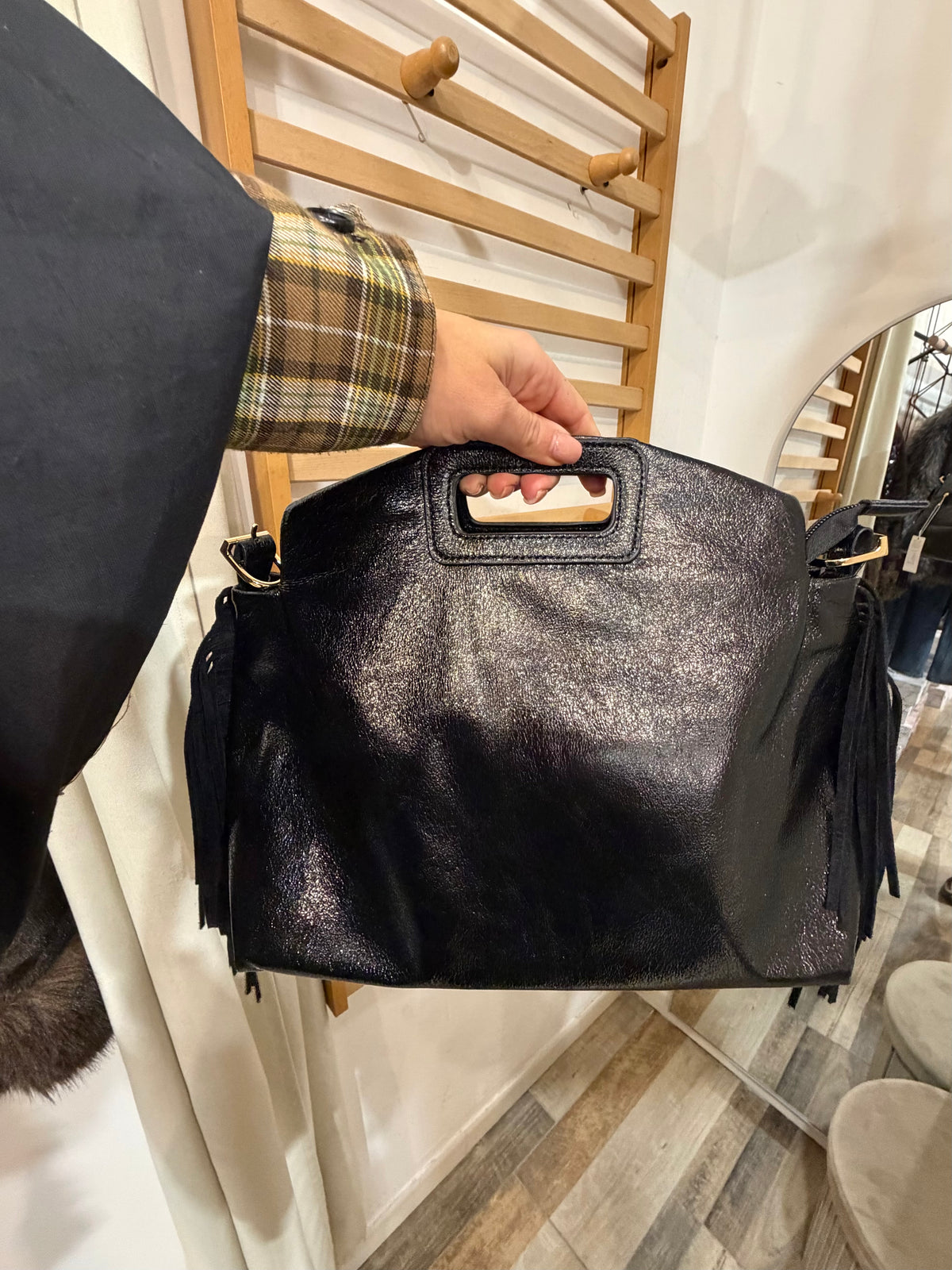 Borsa mezzaluna con frange laterali Amelia (40x28x17 cm)