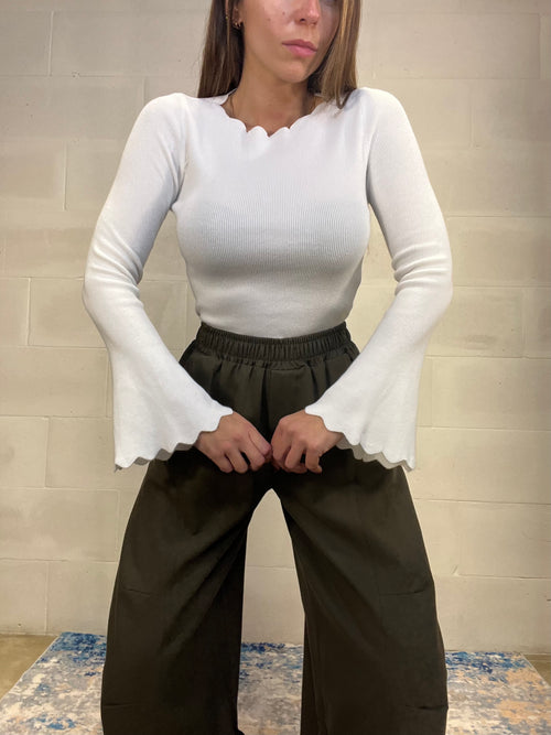 Pull bianco smerlato manica scampanata