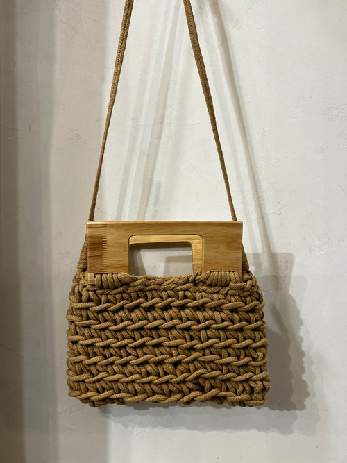 Borsa Cuba in corda con tracolla e manico in legno camel