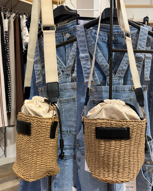 Borsa a secchiello in vimini con tracolla dettagli neri
