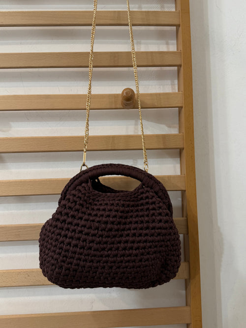 Borsa uncinetto marrone con tracolla fatta a catena