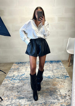 Short in ecopelle con tasche ed elastico in vita