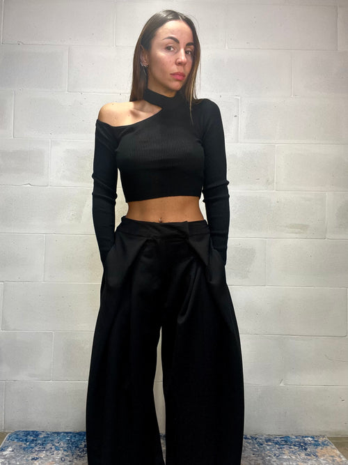 Pull spalla scoperta con choker nero