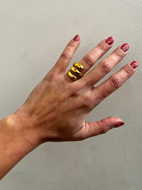 Anello massiccio dorato