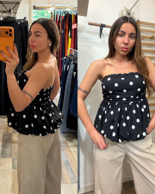 Top nero a pois bianchi con busto elasticizzato e coppe